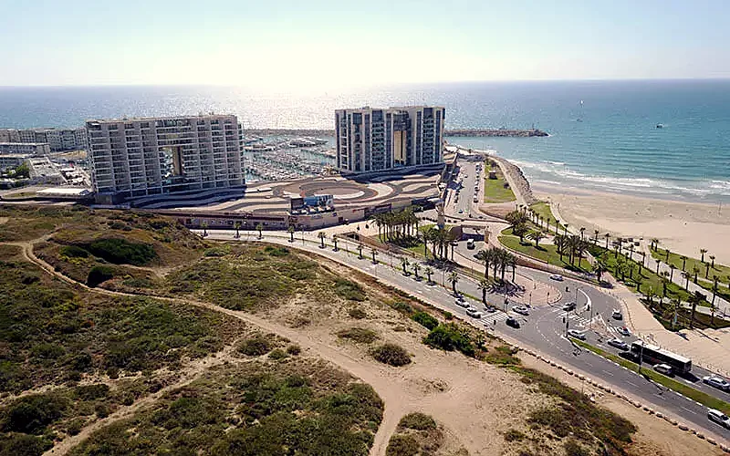 צילום רחפן של דיונות, כביש, בנייני המרינה בהרצליה והים