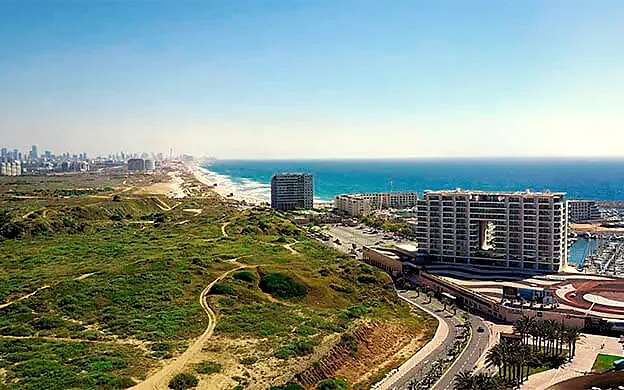 צילום פנורמי של דיונות ירוקות, המרינה בהרצליה והחוף