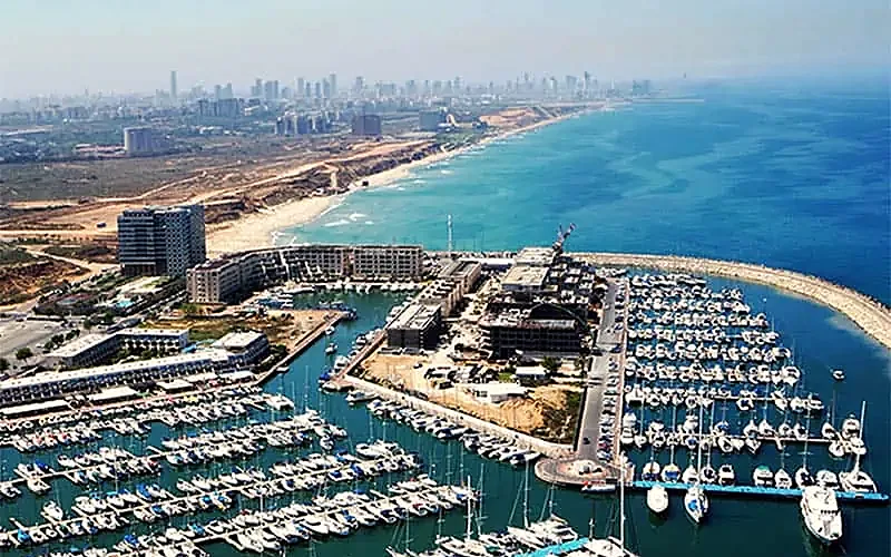 צילום אוויר של המרינה בהרצליה, החוף וקו הרקיע של תל אביב