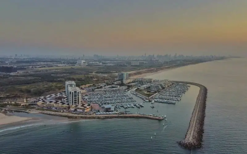 מבט אווירי על מרינה הרצליה וקו החוף