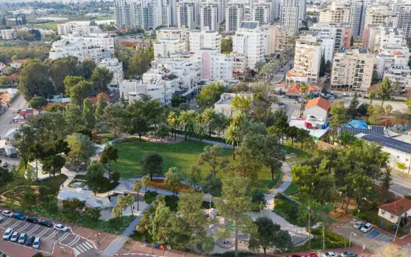 פארק ובנייני מגורים בהוד השרון