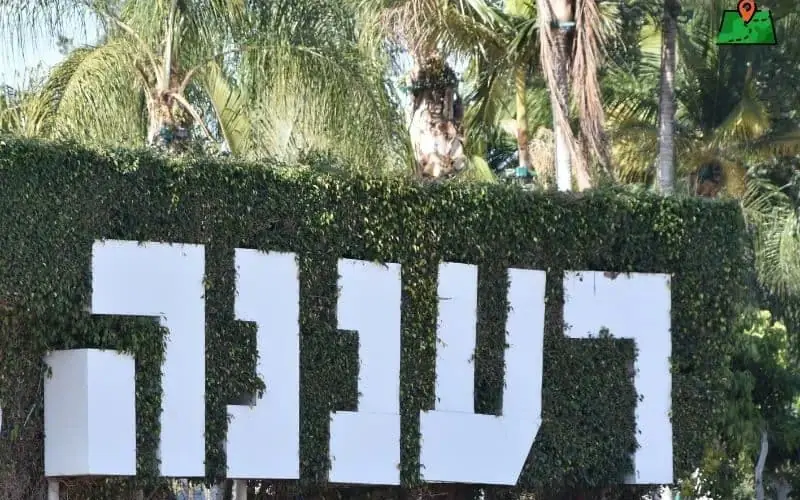 שלט "רעננה" בכניסה לעיר